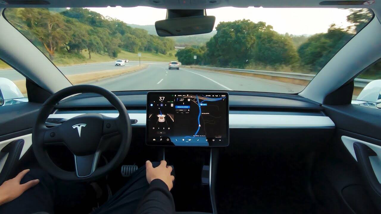 Immagine di Tesla Autopilot vince su GM Supercruise: ecco il motivo