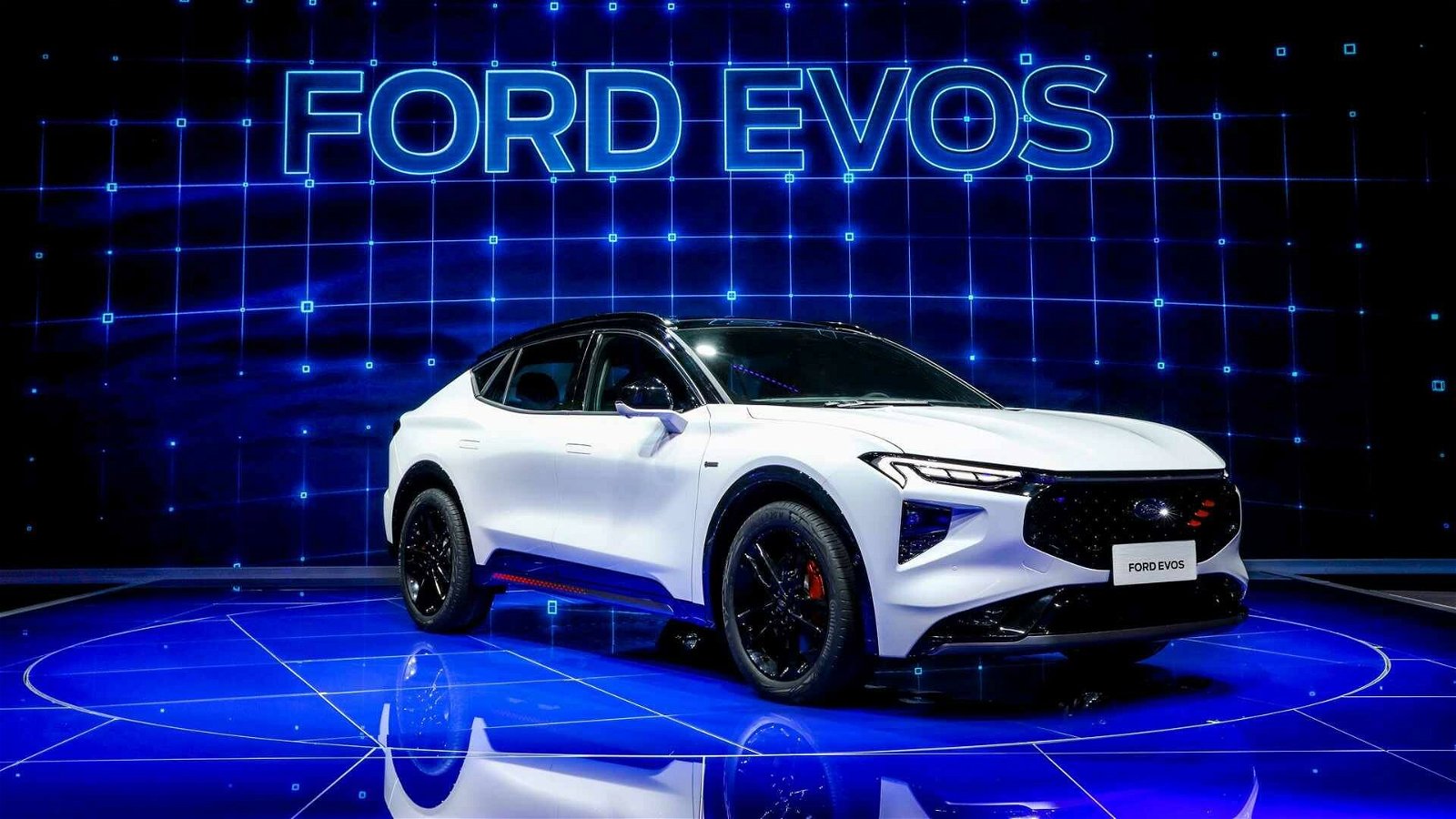 Immagine di Ford presenta Evos, sarà l’erede della Mondeo?