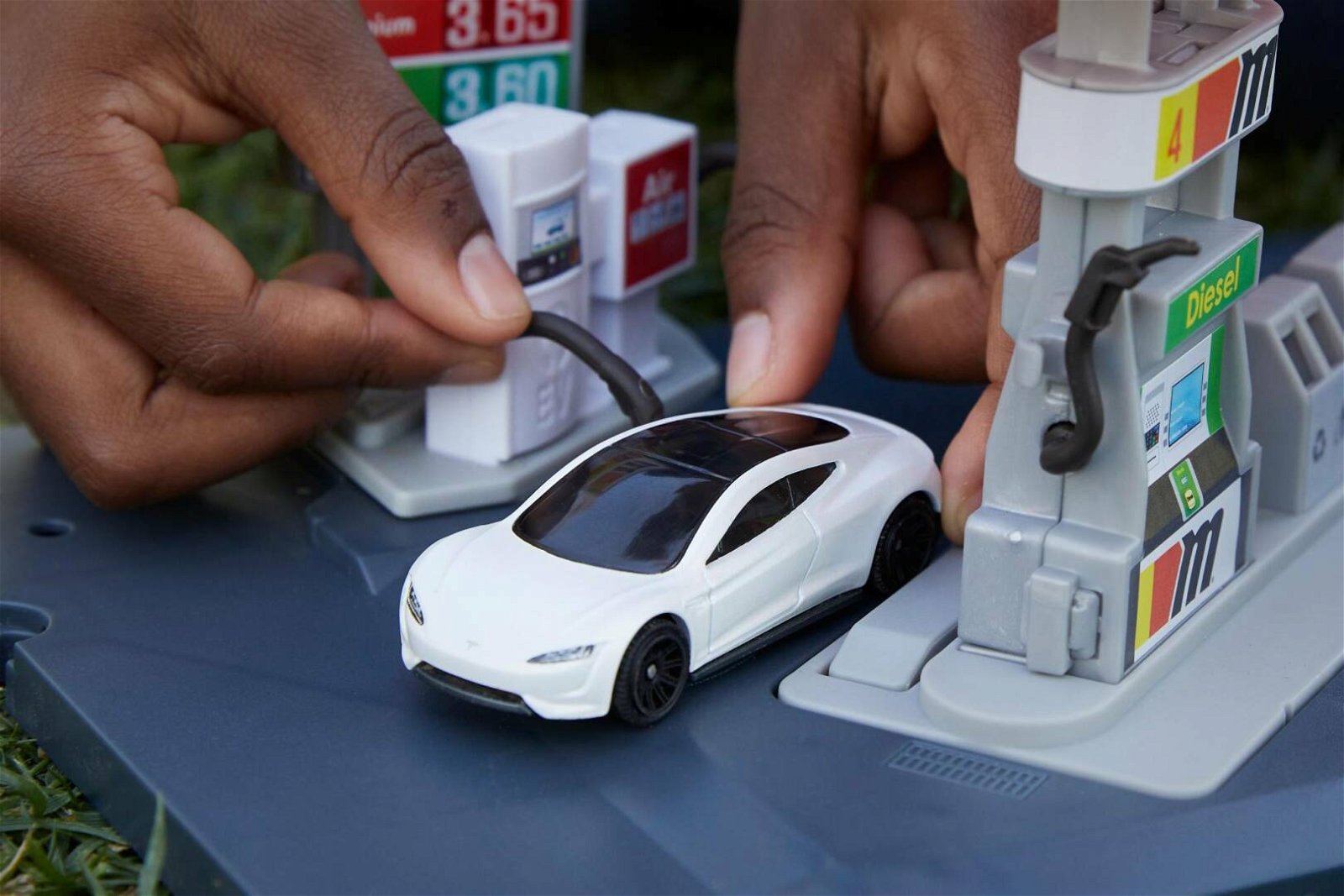 Immagine di Mattel presenta Matchbox Tesla Roadster, il primo veicolo reallizato con il 99% di materiali riciclati