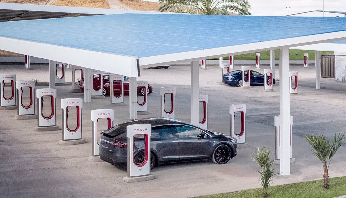 Immagine di Tesla: i Supercharger utilizzeranno energia rinnovabile già quest’anno