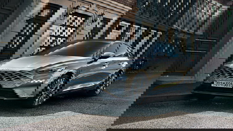 Immagine di Kia presenta K8: 3.5 V6 benzina e comfort da ammiraglia