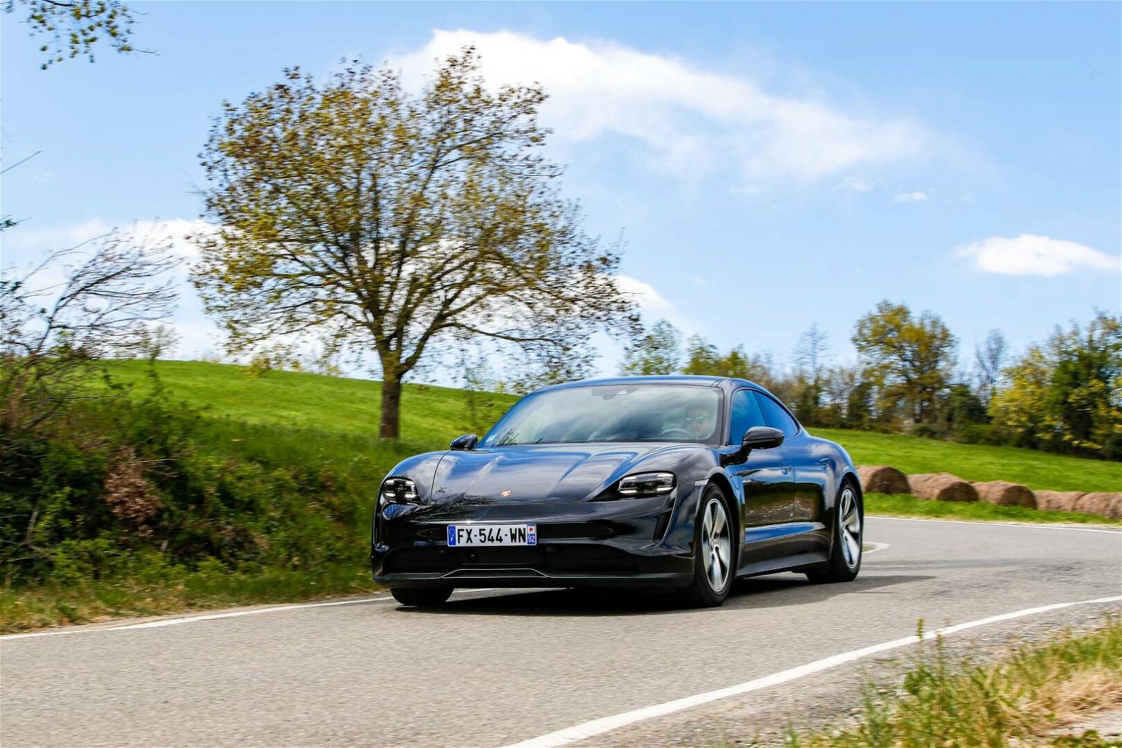 Immagine di Volkswagen testa la ricarica wireless, ottimi risultati sulla Porsche Taycan