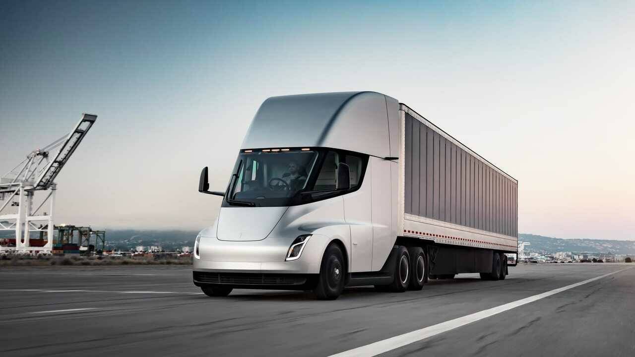 Immagine di Tesla Semi fa mangiare la polvere a un camion diesel (video)
