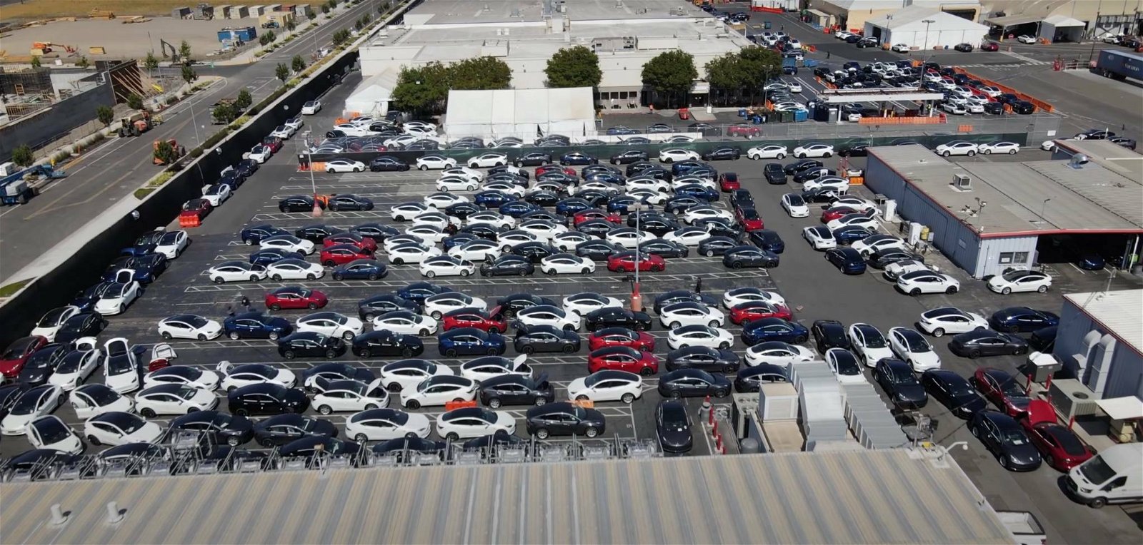 Immagine di Problemi per Tesla: più di 10mila vetture ferme per mancanza di componenti