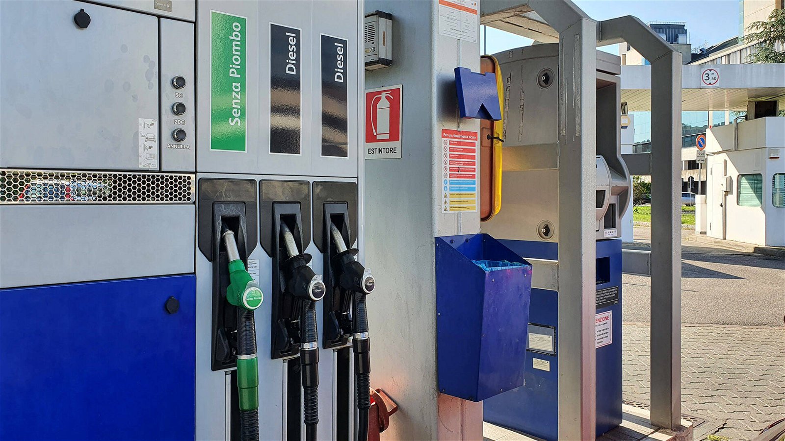 Immagine di Calano i prezzi di benzina e diesel: la lenta discesa continua