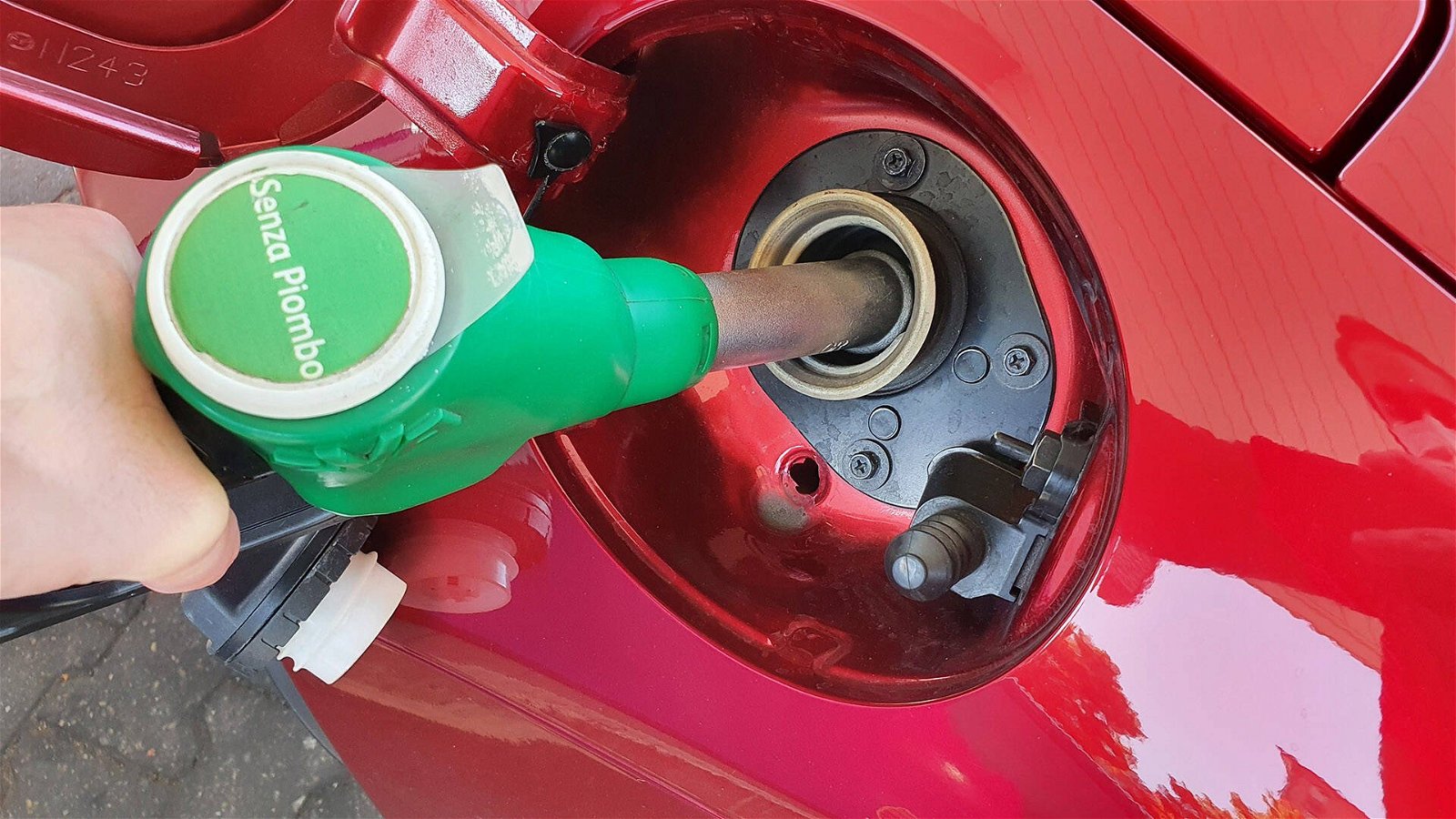 Immagine di Il Governo italiano è contro lo stop alla vendita di auto benzina e diesel