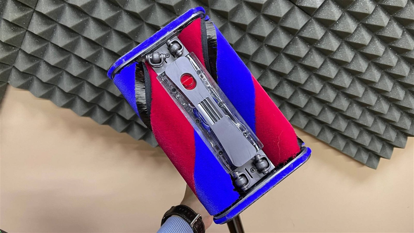 Immagine di Dyson Omni-Glide, l'aspirapolvere a batteria super-maneggevole | Recensione