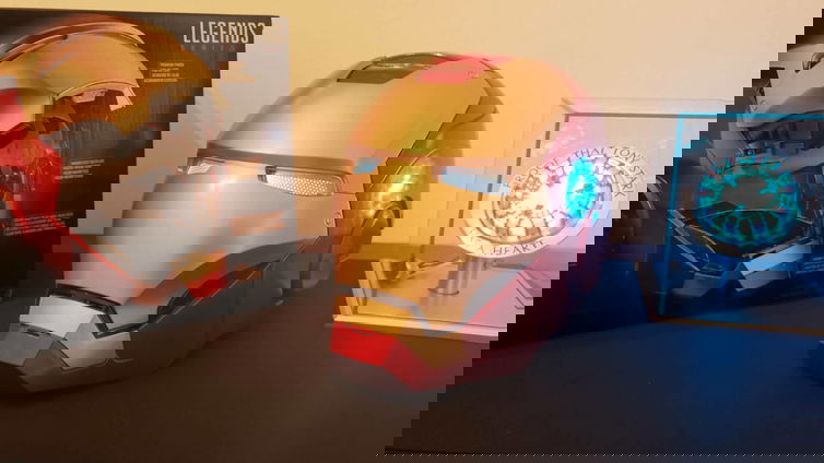 Immagine di Hasbro Marvel Legends Iron Man Helmet: la recensione