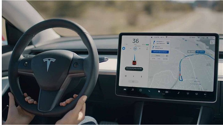 Immagine di Tesla Autopilot di nuovo nel mirino della NHTSA