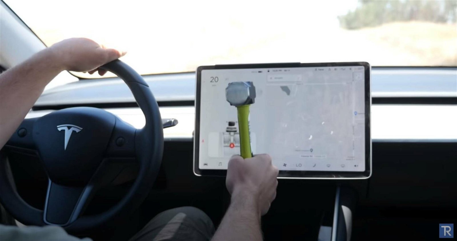 Immagine di Cosa succede se rompete il display della Model 3 mentre guidate?