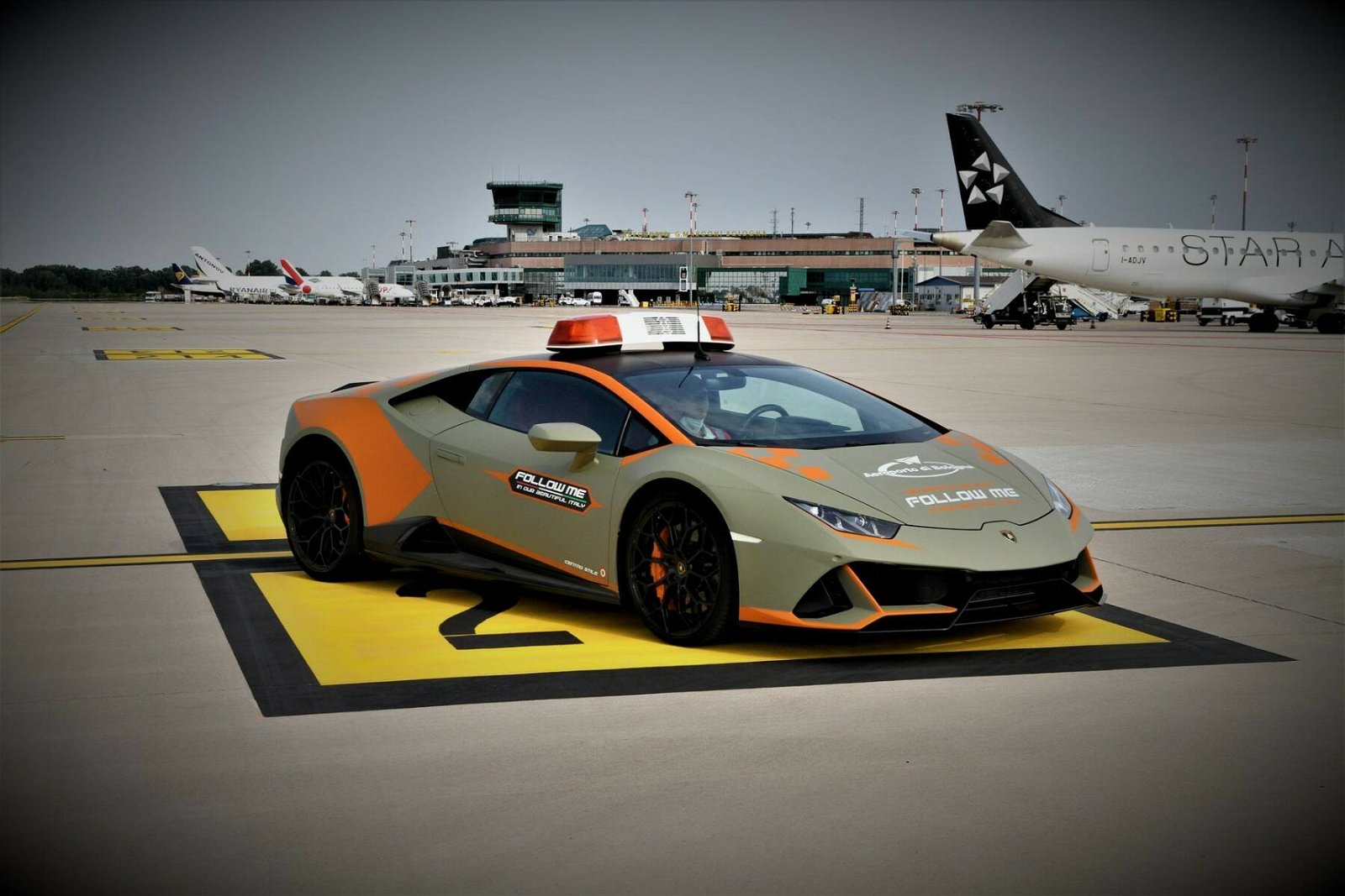 Immagine di Nuova Lamborghini Huracán Evo in servizio all’aeroporto di Bologna