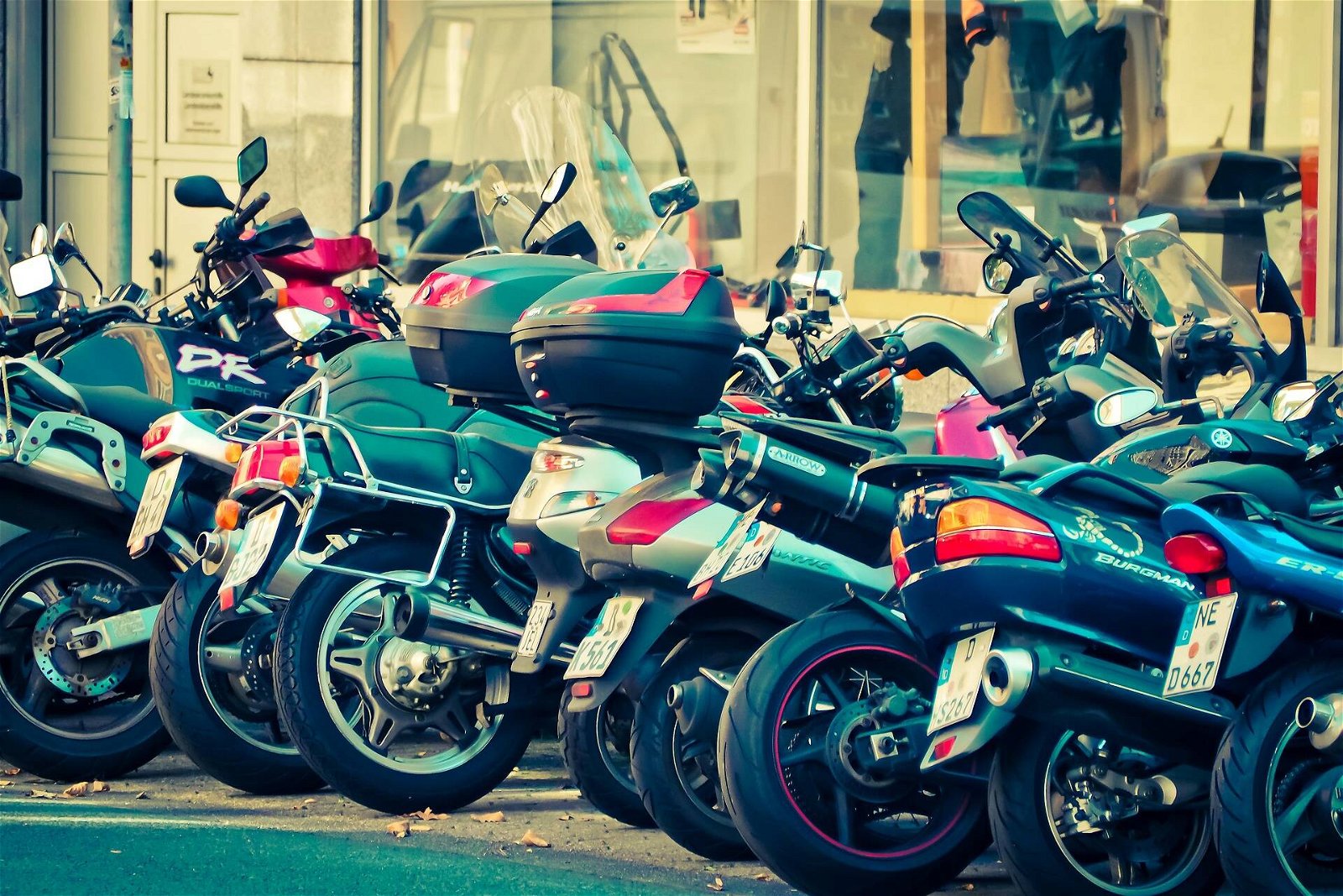 Immagine di Parigi: moto e scooter a benzina pagheranno il parcheggio