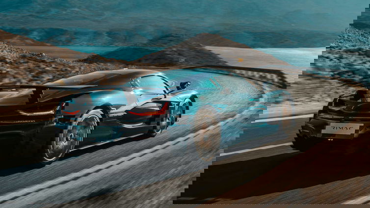Immagine di Mate Rimac sfreccia sullo sterrato con una Nevera da 1888 cavalli