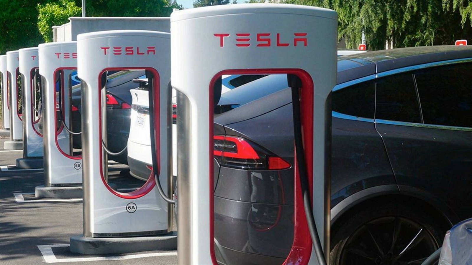 Immagine di Tesla aprirà i Supercharger a tutti: al via il primo esperimento in Olanda