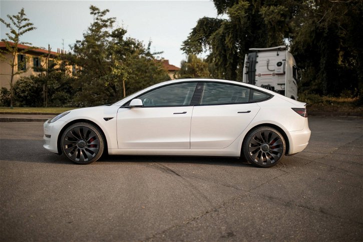 Immagine di Tesla Model 3, prezzo ridotto per rientrare negli incentivi auto