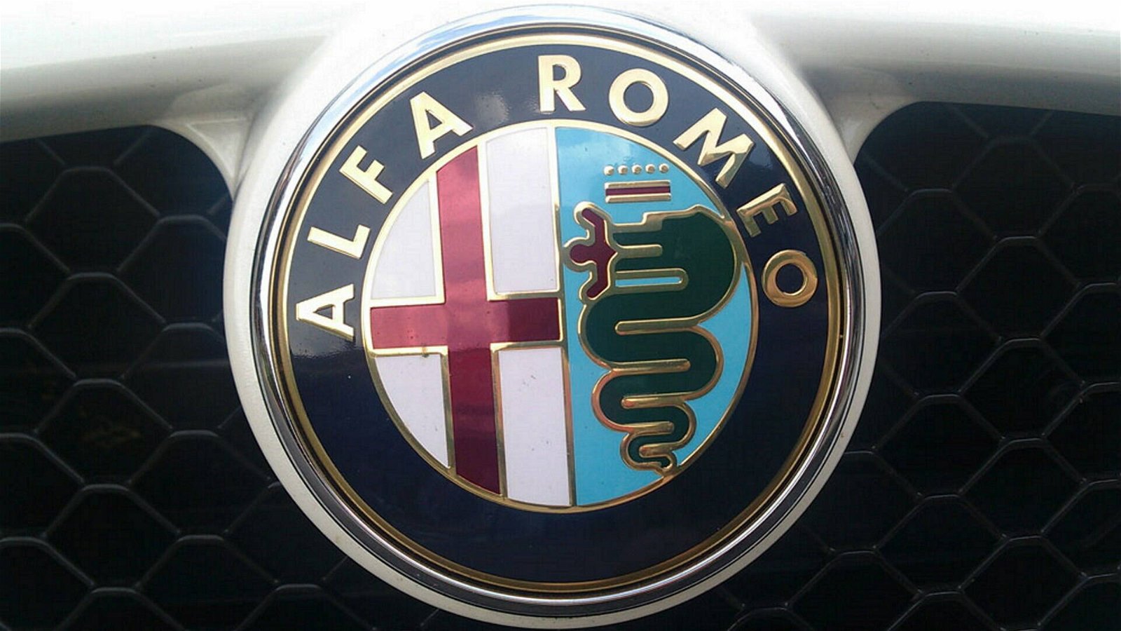Immagine di Alfa e-Romeo è solo un gioco di parole, il nome non cambia