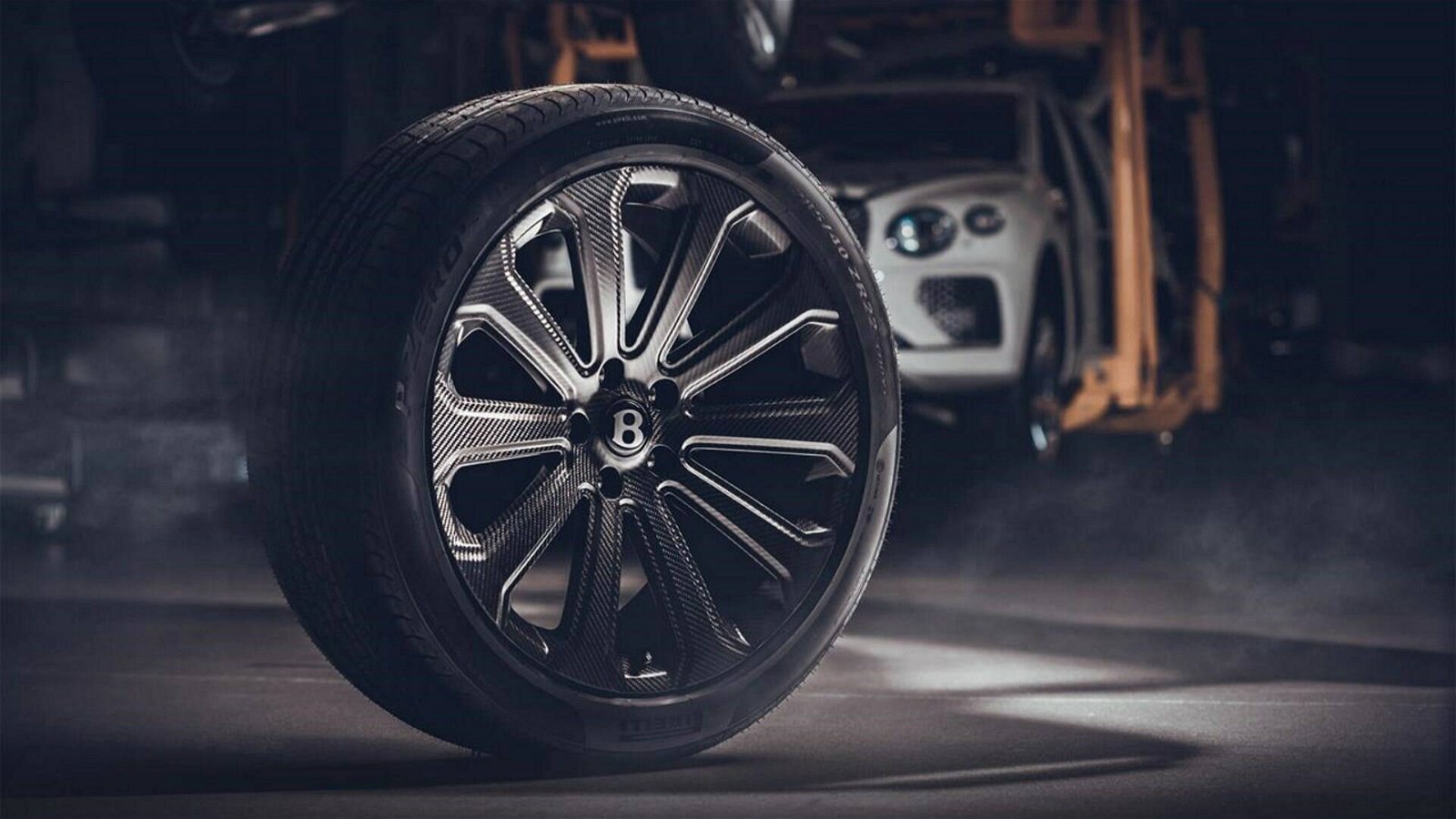 Immagine di Bentley, arriva dall'Italia il nuovo cerchio in carbonio da 22"