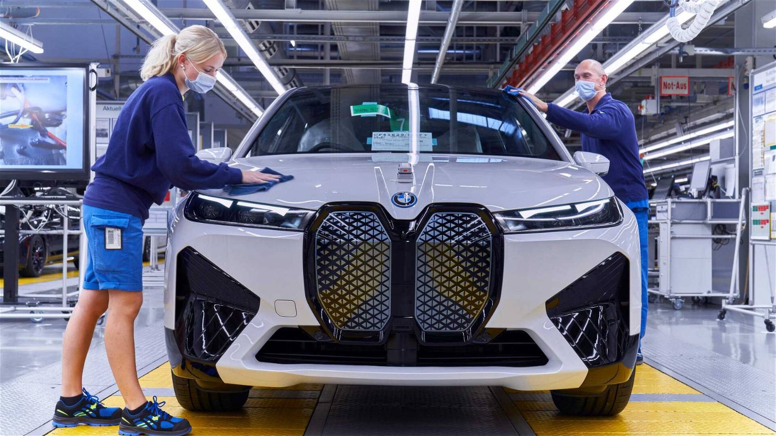 Immagine di BMW iX, al via la produzione della nuova elettrica