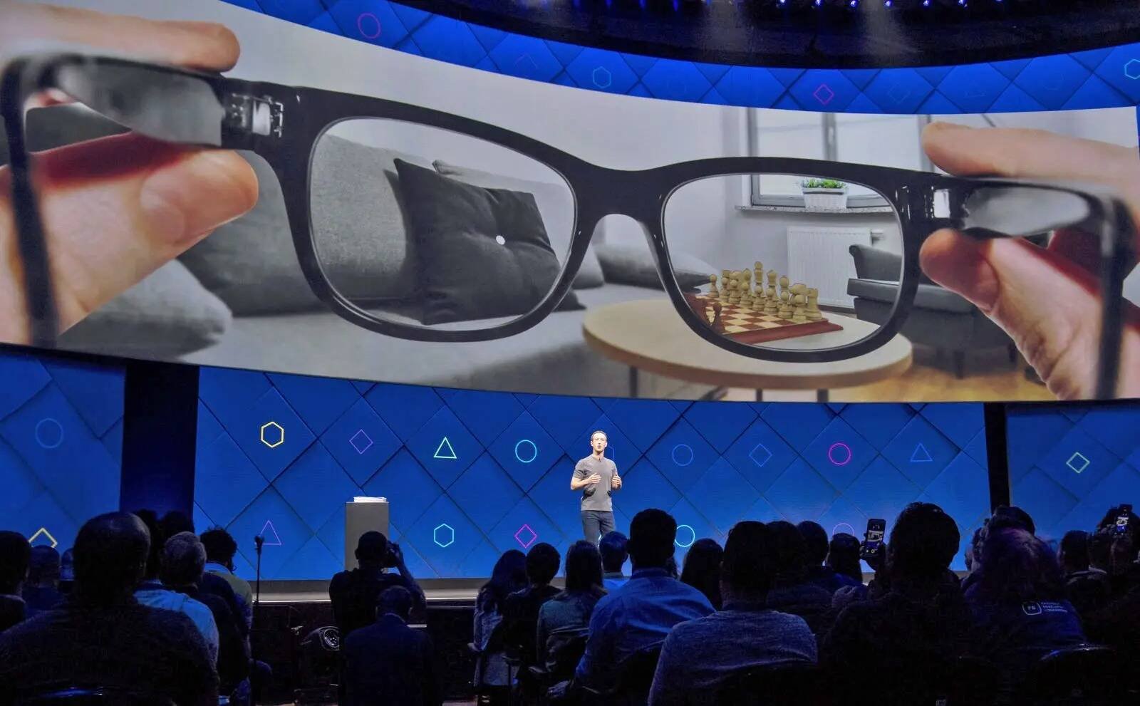 Immagine di Facebook e Ray-Ban, gli occhiali smart arriveranno nel 2021