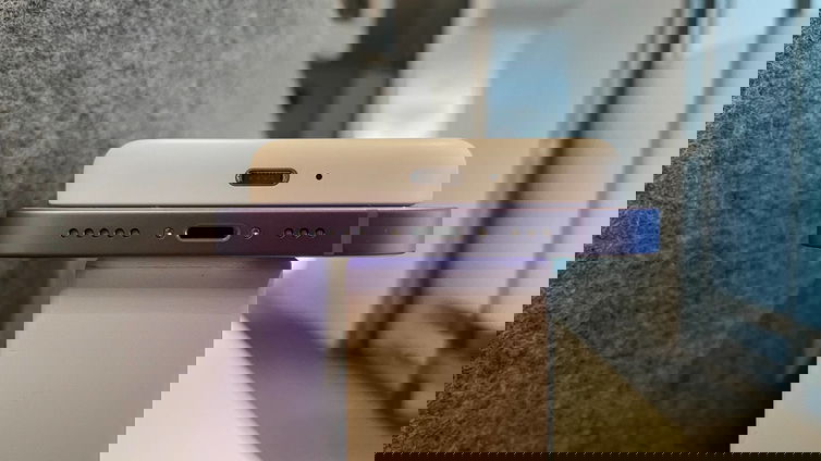 Immagine di Apple MagSafe Battery Pack, occhio a come impugnate iPhone 12!