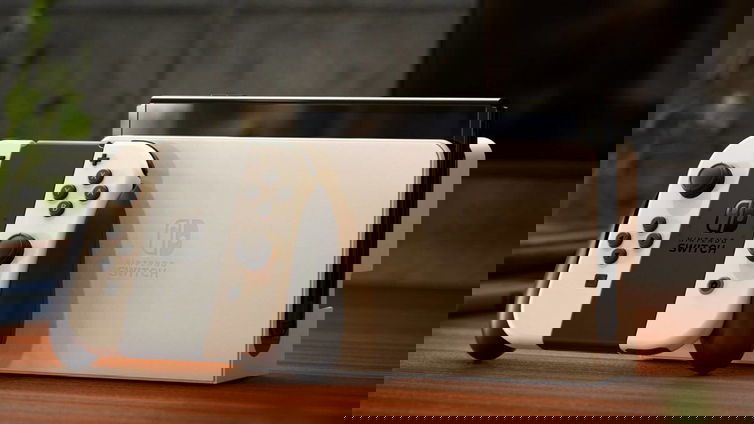 Immagine di Nintendo Switch OLED e la pellicola sullo schermo, non toccatela!