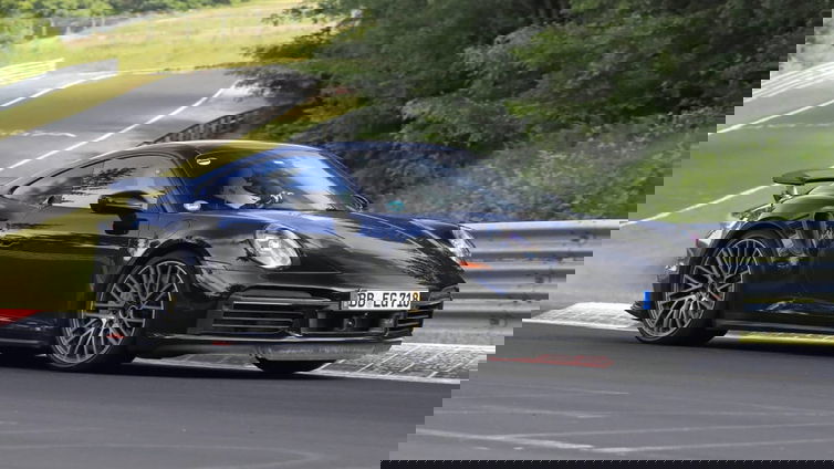 Immagine di Porsche 911 ibrida a due posti, prototipo avvistato al Nurburgring