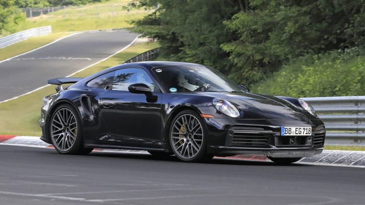 Immagine di Porsche 911 ibrida a due posti, prototipo avvistato al Nurburgring