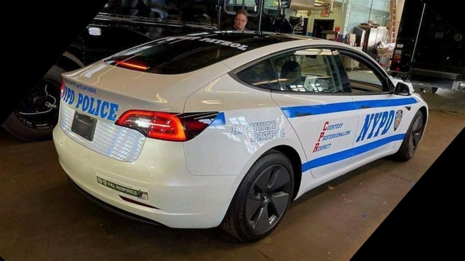Immagine di La Tesla Model 3 è la nuova auto della polizia di New York