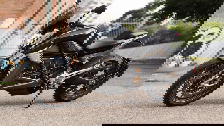 Immagine di Moto a benzina vs moto elettrica: cosa conviene e come scegliere