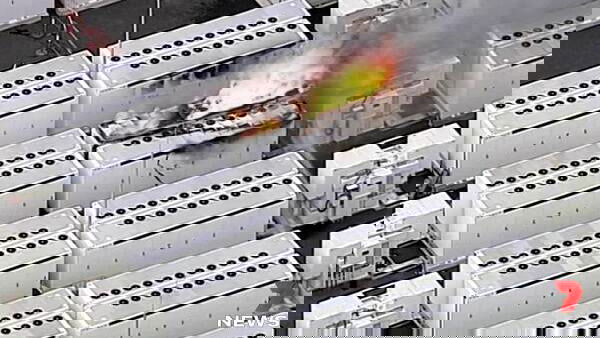 Immagine di Tesla, a fuoco una mega batteria da 13 tonnellate in Australia