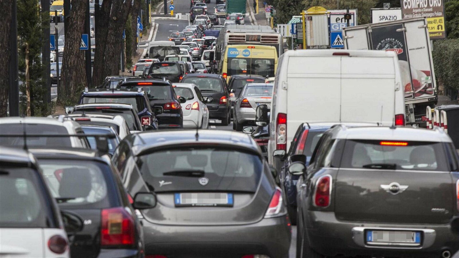 Immagine di Stop alla vendita di auto benzina e diesel in UE: l'Italia punta a posticipare il provvedimento