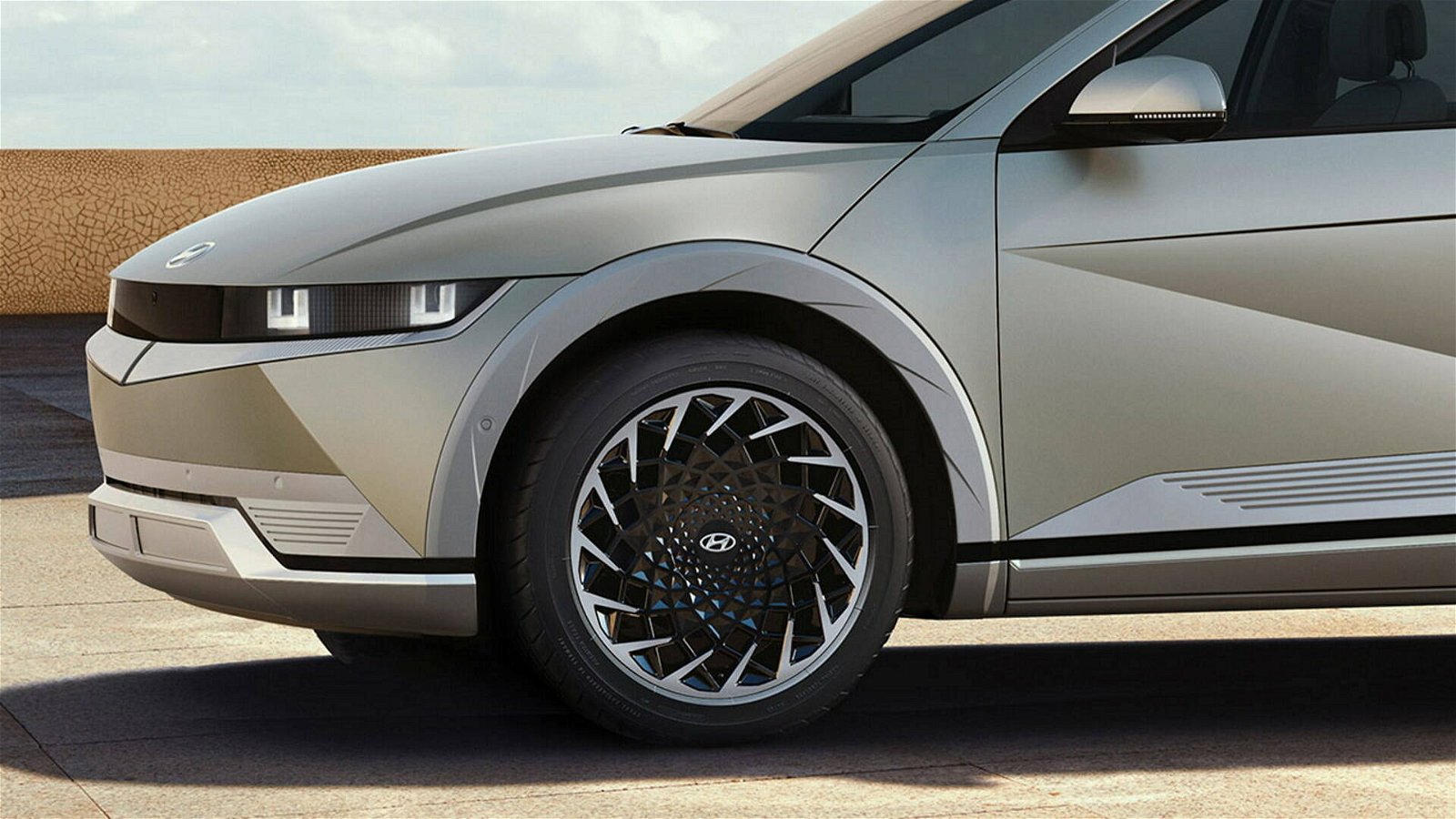 Immagine di Hyundai sfida Tesla sulla ricarica della Ioniq 5