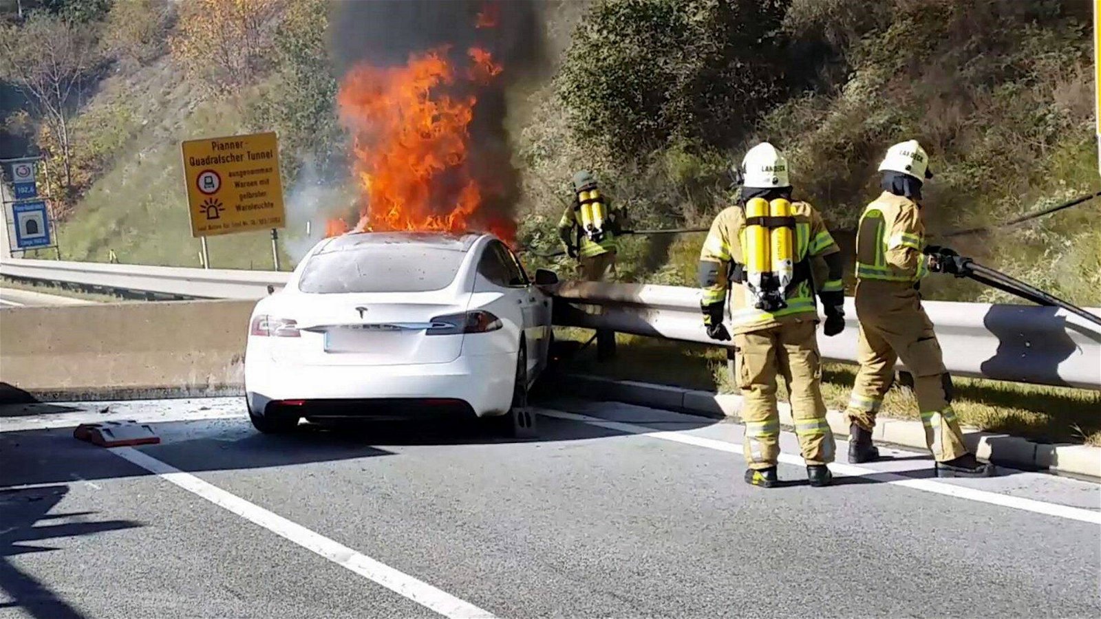 Immagine di Tesla: le auto elettriche non sono a rischio incendi