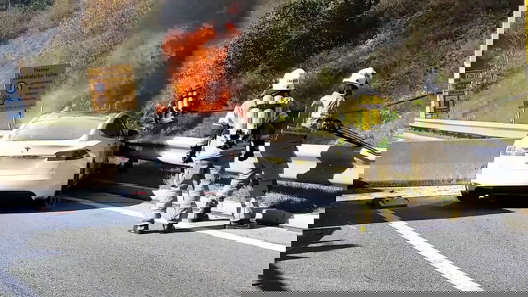 Immagine di Tesla: le auto elettriche non sono a rischio incendi