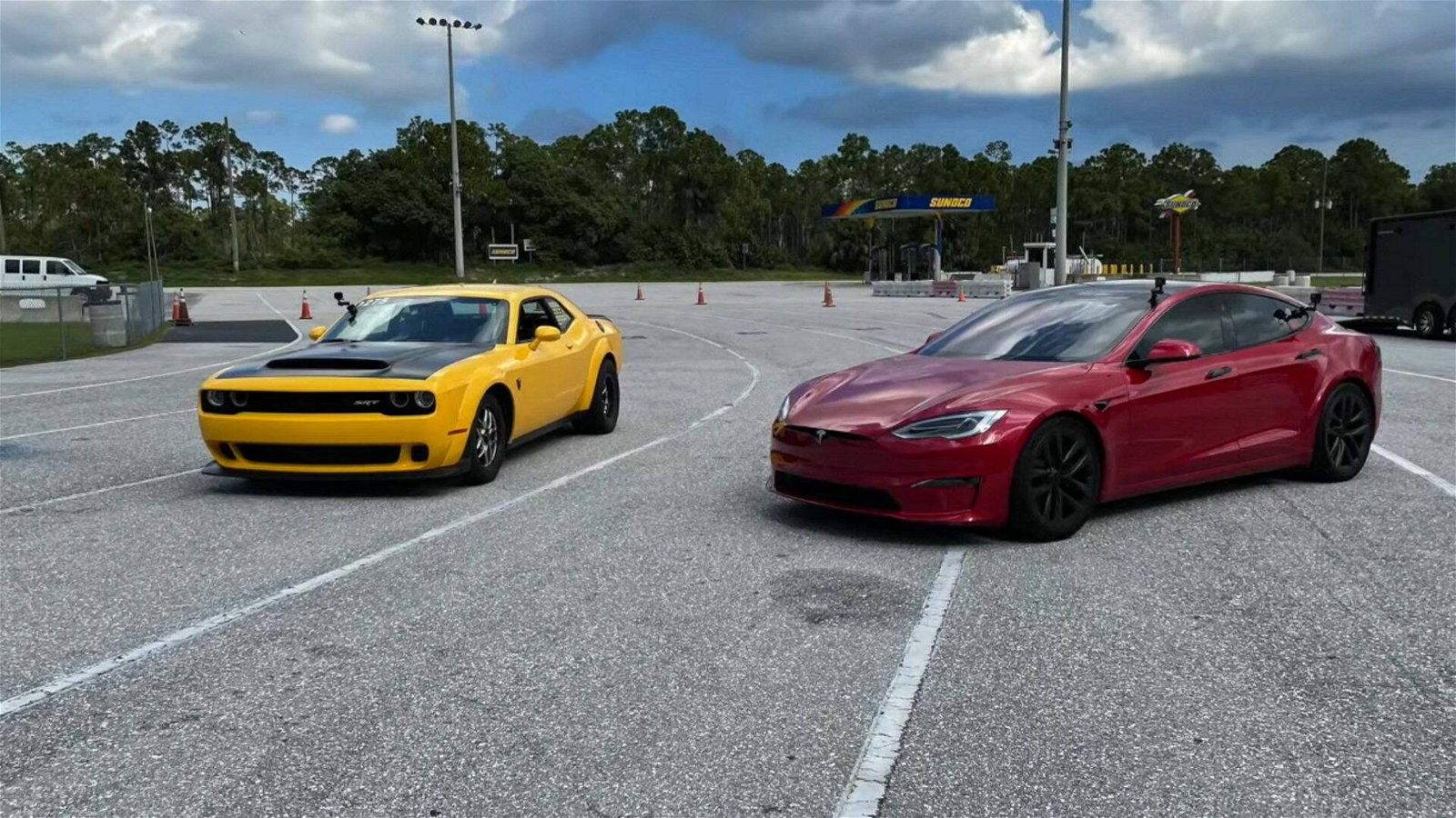 Immagine di Tesla Model S Plaid torna a vincere, battuta la Dodge Demon