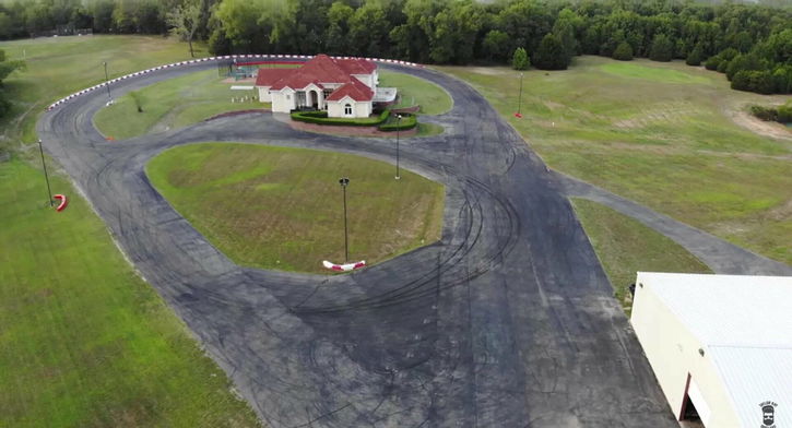 Immagine di Little Talladega, l'AirBnb con un circuito privato