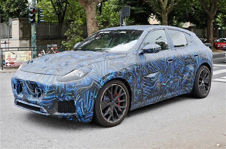 Immagine di Maserati Grecale, sarà ibrido e a benzina: avvistata in strada
