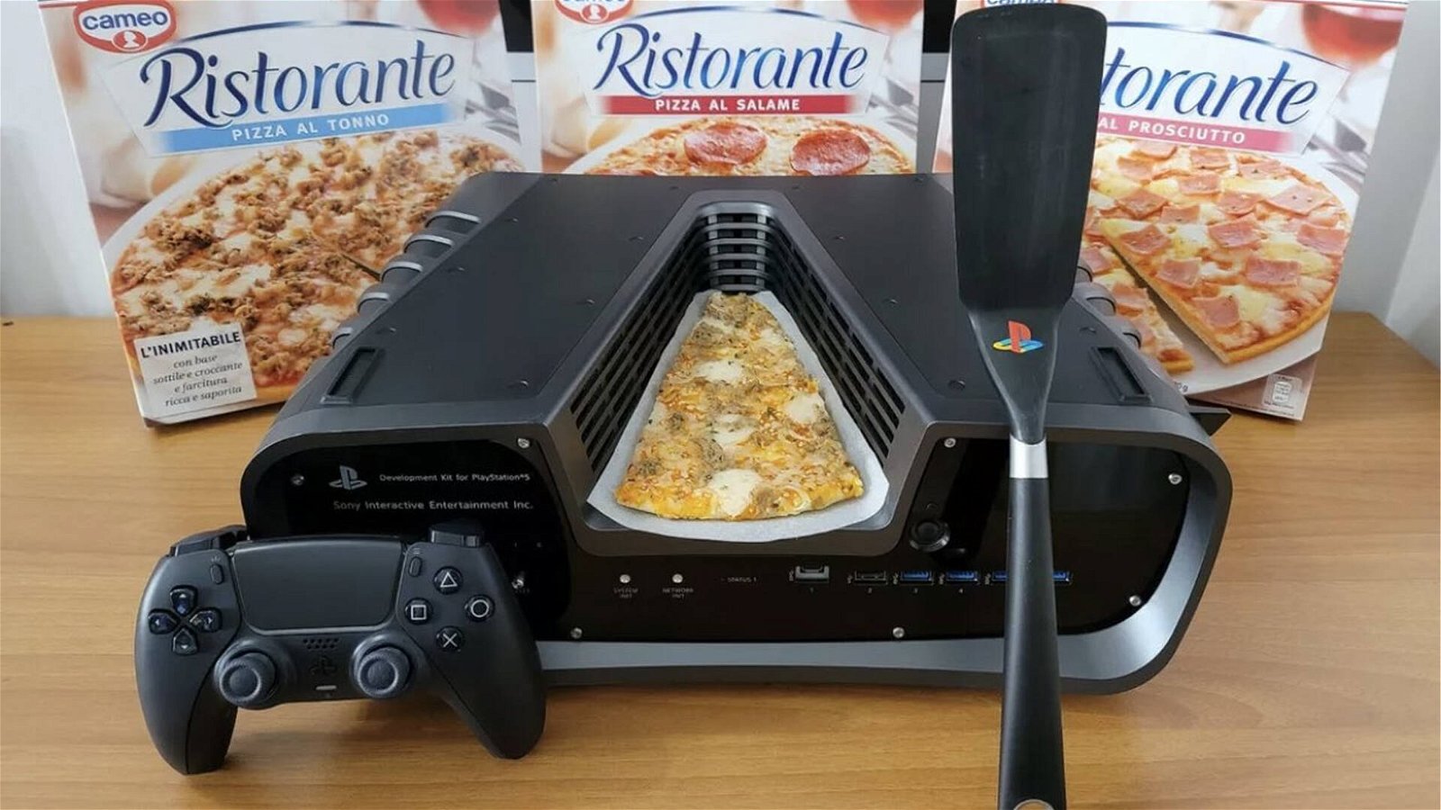 Immagine di PS5: dev-kit più una fetta di pizza in vendita su eBay, è tutto vero