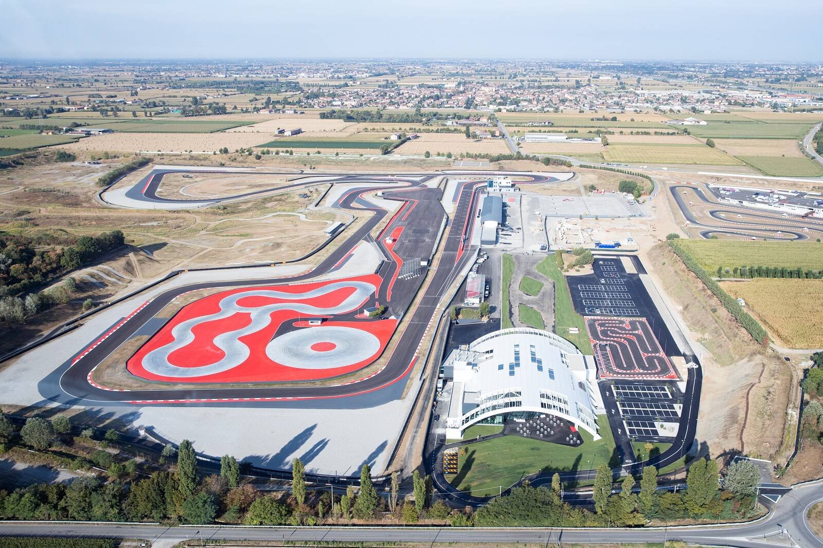 Immagine di Apre in Italia in più grande Porsche Experience Center al mondo