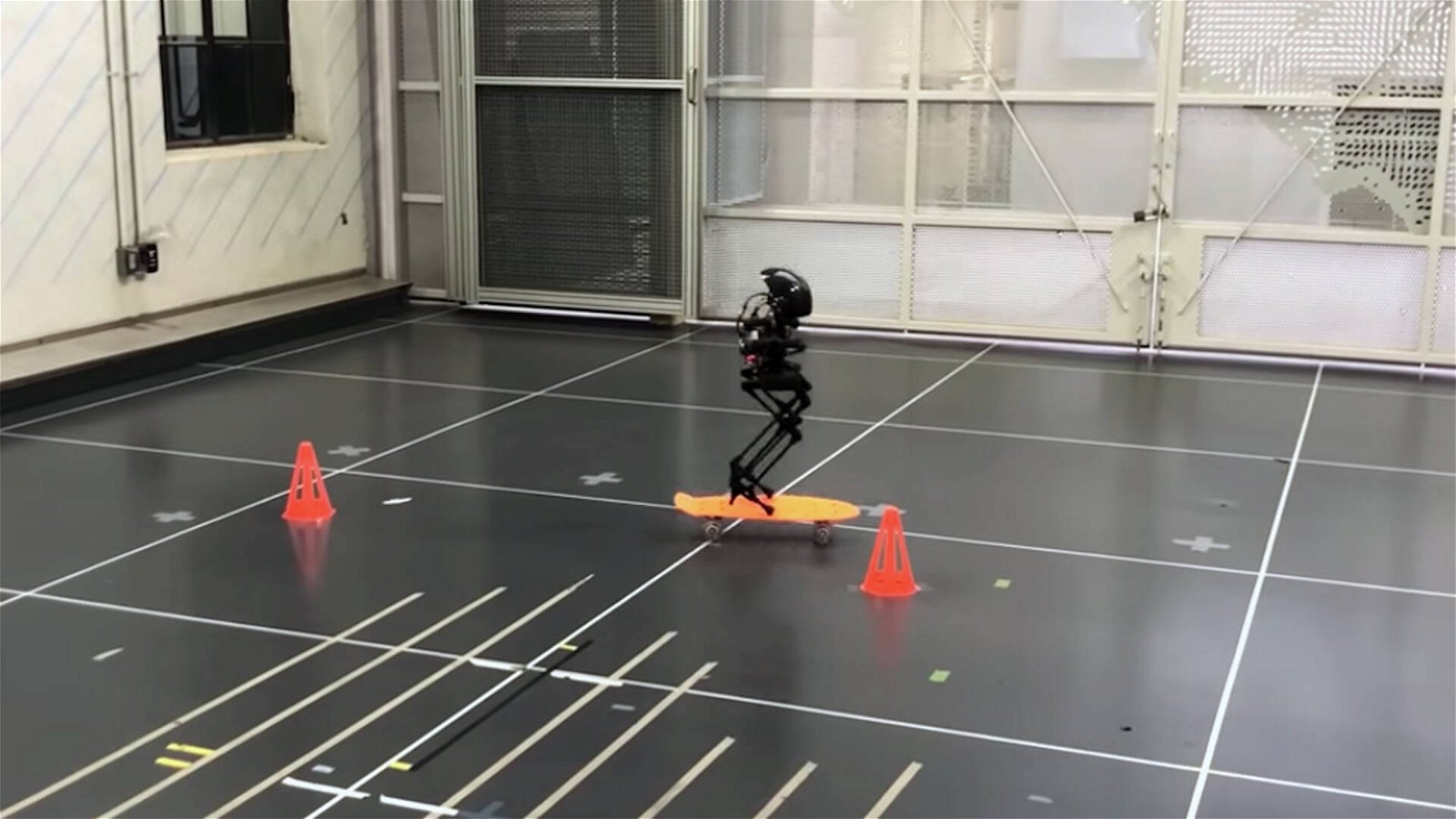 Immagine di Ecco l'ibrido robot/drone in grado di camminare, volare e… fare skate!