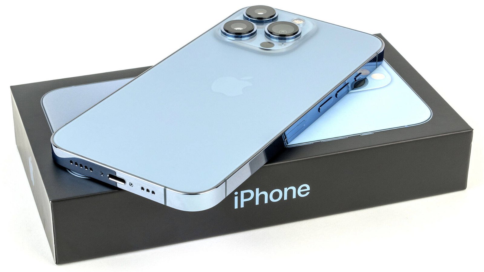 Immagine di Apple: denuncia per caricabatterie assenti in confezione, com'è finita?