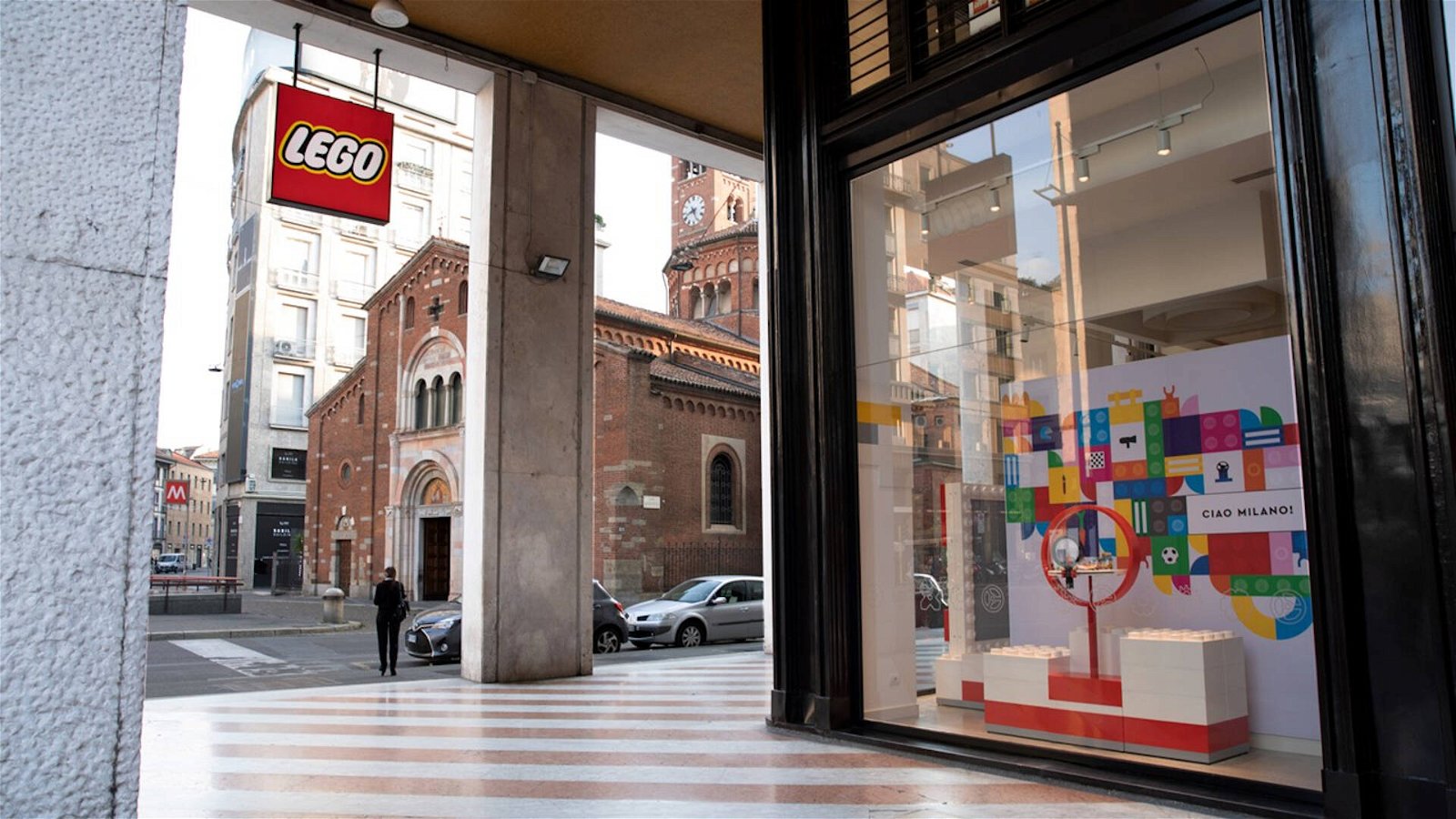 Immagine di LEGO, debutta in Italia la Minifigure Factory nel rinnovato negozio di Milano San Babila