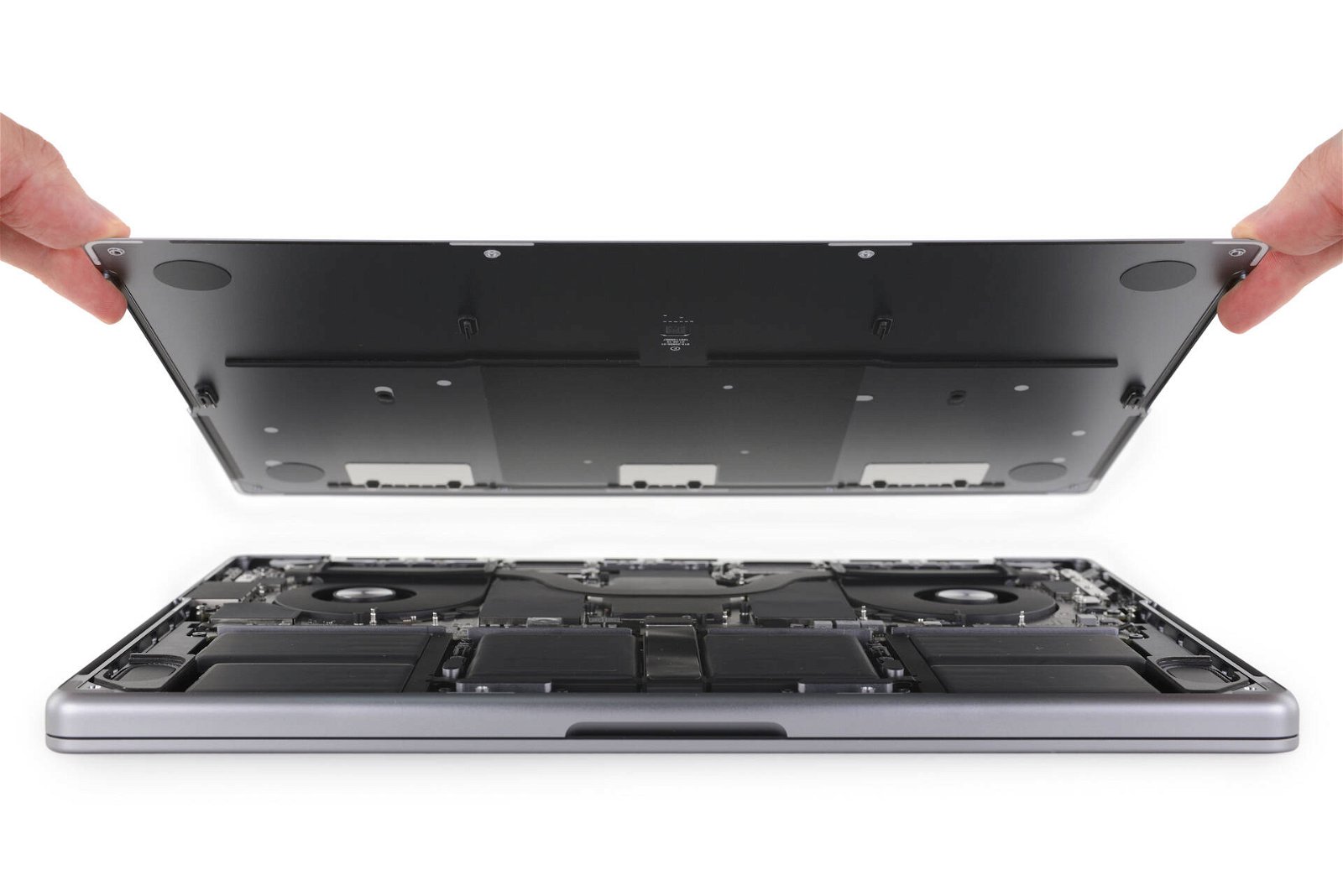 Immagine di I MacBook Pro M1 potrebbero avere una batteria facilmente sostituibile