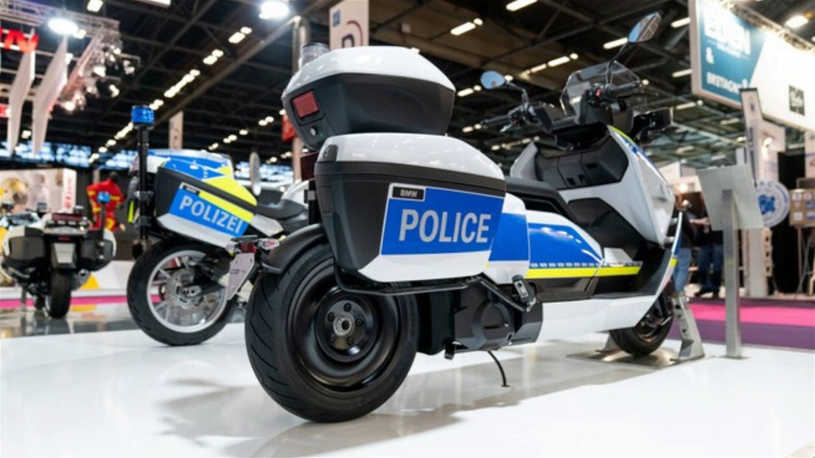 Immagine di Scooter elettrico CE 04, BMW svela la variante per le forze dell'ordine