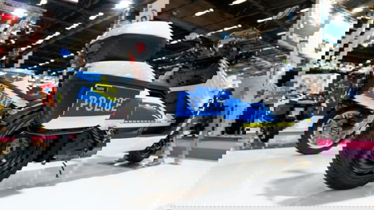 Immagine di Scooter elettrico CE 04, BMW svela la variante per le forze dell'ordine