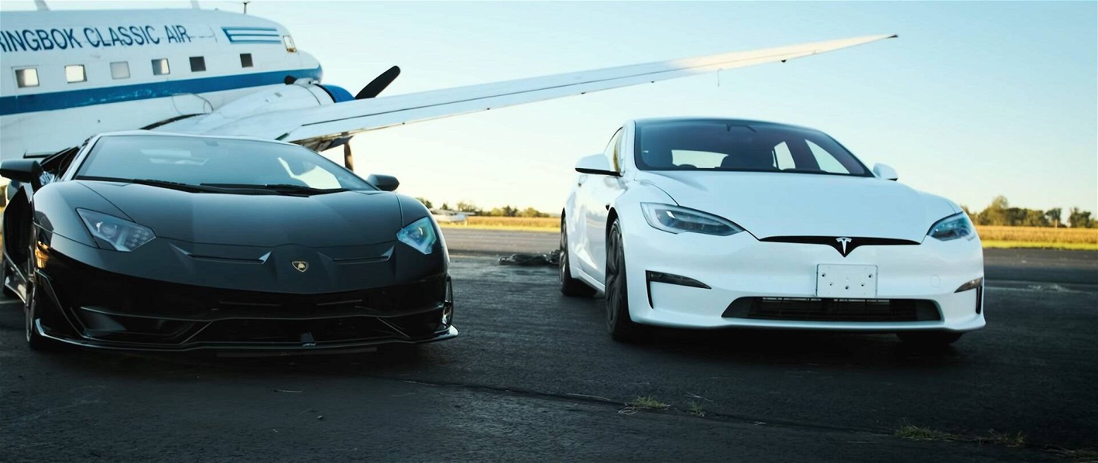 Immagine di Tesla Model S Plaid vs Lamborghini Aventador SVJ, la gara sul mezzo miglio