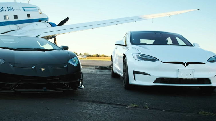 Immagine di Tesla Model S Plaid vs Lamborghini Aventador SVJ, la gara sul mezzo miglio