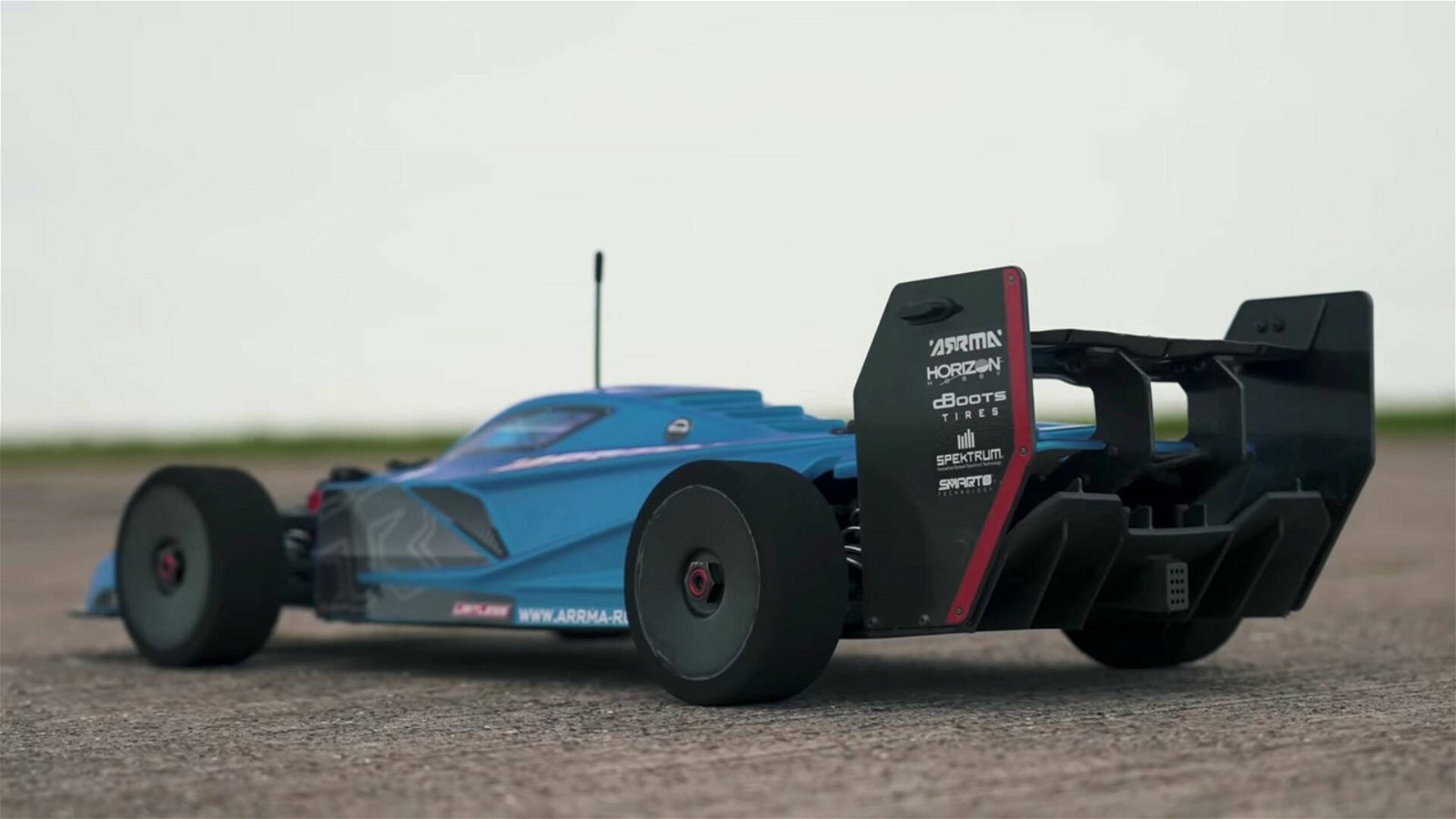 Immagine di Un’auto radiocomandata da 2mila euro può battere una Formula 1 Red Bull?