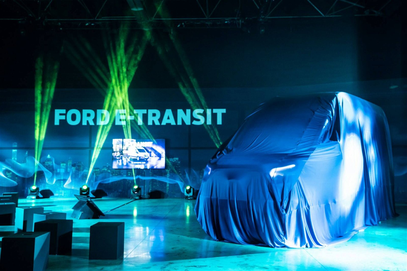 Immagine di Ford inarrestabile sull'elettrico, svelato anche il furgone E-Transit