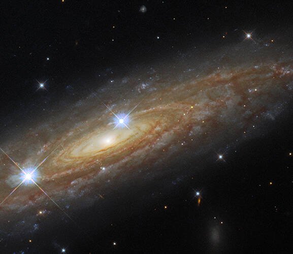 Immagine di Una galassia inclinata rimette in discussione gli studi recenti